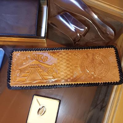 2 NEW WALLETS, 2 TIE TACKS, SHOE HORNS AND PEN/PENCIL SET