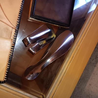 2 NEW WALLETS, 2 TIE TACKS, SHOE HORNS AND PEN/PENCIL SET