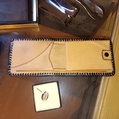 2 NEW WALLETS, 2 TIE TACKS, SHOE HORNS AND PEN/PENCIL SET