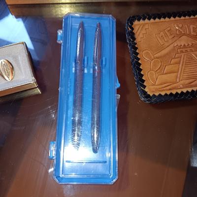 2 NEW WALLETS, 2 TIE TACKS, SHOE HORNS AND PEN/PENCIL SET
