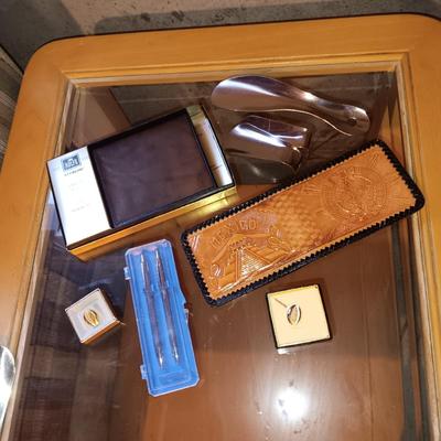 2 NEW WALLETS, 2 TIE TACKS, SHOE HORNS AND PEN/PENCIL SET