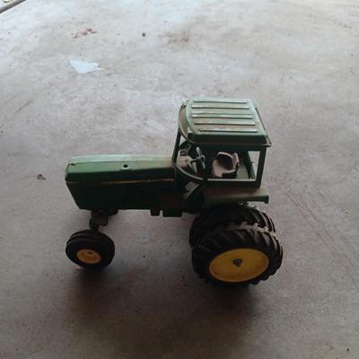 ERTL JOHN DEERE TOY TRACTOR