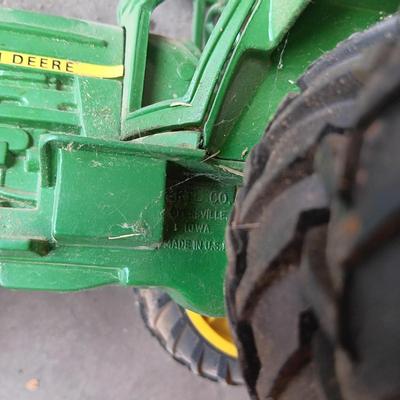 ERTL JOHN DEERE TOY TRACTOR