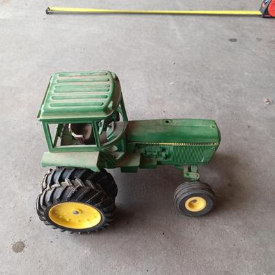 ERTL JOHN DEERE TOY TRACTOR