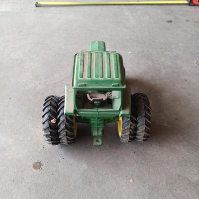 ERTL JOHN DEERE TOY TRACTOR