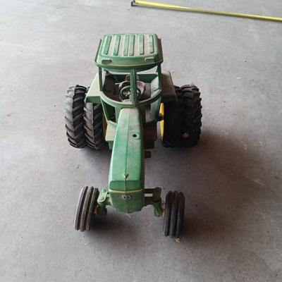 ERTL JOHN DEERE TOY TRACTOR
