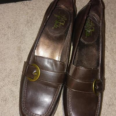 LADIES SHOES (7 1/2), SCARVES AND PURSE