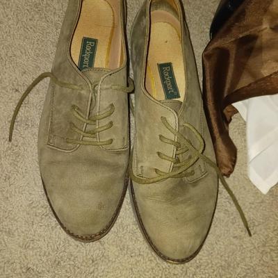 LADIES SHOES (7 1/2), SCARVES AND PURSE
