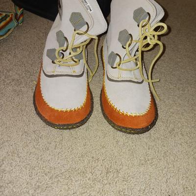 SOREL BOOTS (7), CLOTH TOTE AND PURSE