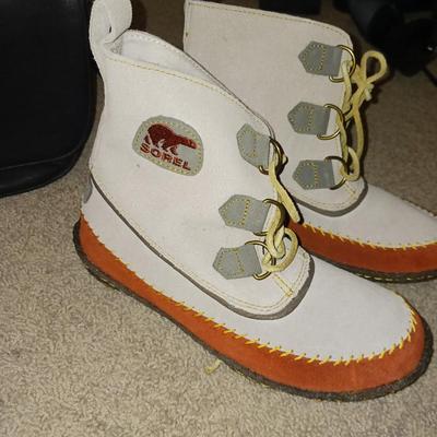 SOREL BOOTS (7), CLOTH TOTE AND PURSE