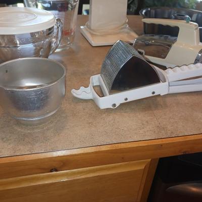 SMALL KITCHEN APPLIANCES AND OTHER ITEMS
