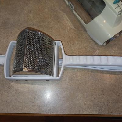 SMALL KITCHEN APPLIANCES AND OTHER ITEMS