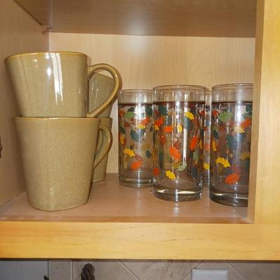 4 DINNER PLATES, SERVING BOWL, COFFEE MUGS AND GLASSES