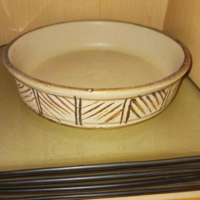4 DINNER PLATES, SERVING BOWL, COFFEE MUGS AND GLASSES
