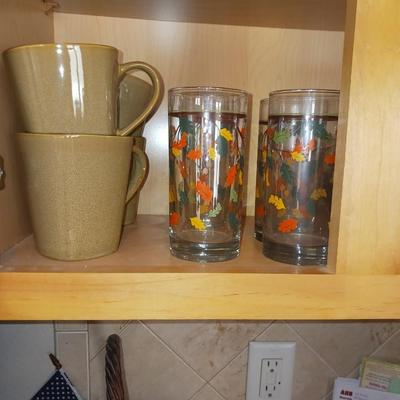 4 DINNER PLATES, SERVING BOWL, COFFEE MUGS AND GLASSES