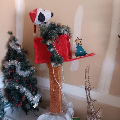 ANIMATED PRE LIT PEANUTS SNOOPY YARD ART