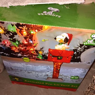 ANIMATED PRE LIT PEANUTS SNOOPY YARD ART