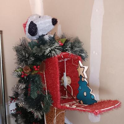 ANIMATED PRE LIT PEANUTS SNOOPY YARD ART