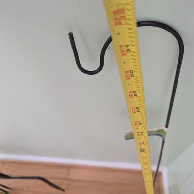 Basket Stakes & Yard Decor (G)