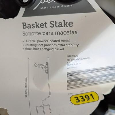 Basket Stakes & Yard Decor (G)