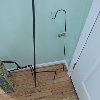 Basket Stakes & Yard Decor (G)