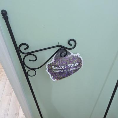 Basket Stakes & Yard Decor (G)