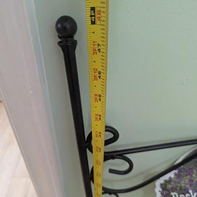 Basket Stakes & Yard Decor (G)