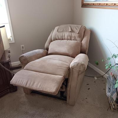 MICROFIBER POWER LIFT RECLINING CHAIR IN VERY GOOD CONDITION