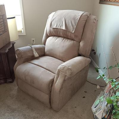 MICROFIBER POWER LIFT RECLINING CHAIR IN VERY GOOD CONDITION