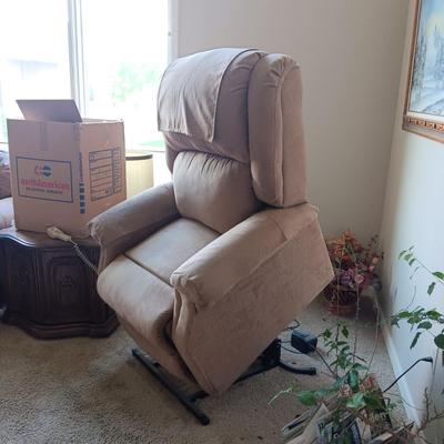 MICROFIBER POWER LIFT RECLINING CHAIR IN VERY GOOD CONDITION