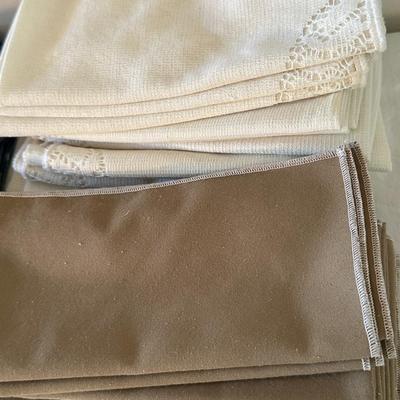 Fabric Napkin Sets and Loads of Napkin Rings in Basket (DR)