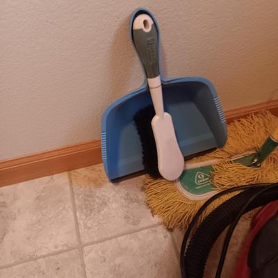 CRAFTSMAN 2 GALLON SHOP VAC AND FLOOR CLEANING TOOLS