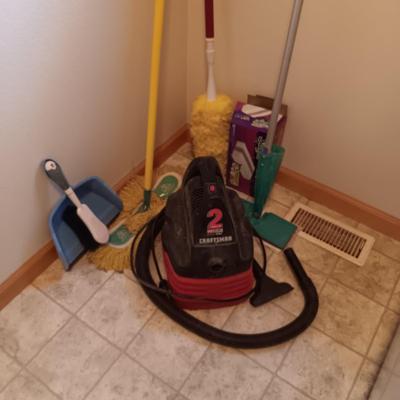 CRAFTSMAN 2 GALLON SHOP VAC AND FLOOR CLEANING TOOLS