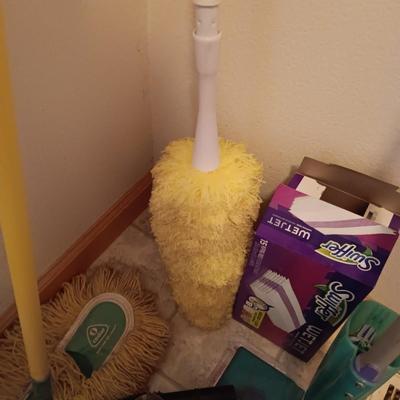 CRAFTSMAN 2 GALLON SHOP VAC AND FLOOR CLEANING TOOLS