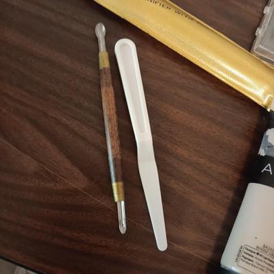ART SUPPLIES AND 2 DIFFERENT ARTISTS MAGAZINES