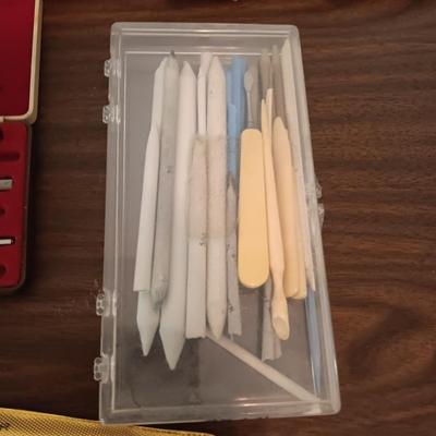 ART SUPPLIES AND 2 DIFFERENT ARTISTS MAGAZINES