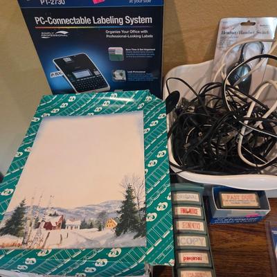 Sale Photo Thumbnail #80: Frames
Gift bags
Desk included
48x20x30