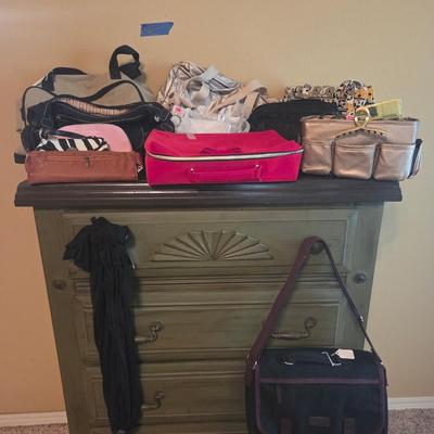 Sale Photo Thumbnail #169: Vera Bradley
Travel-on
Lug scoop
Kipling
Insulated lunch bag

Chest of drawers not included
