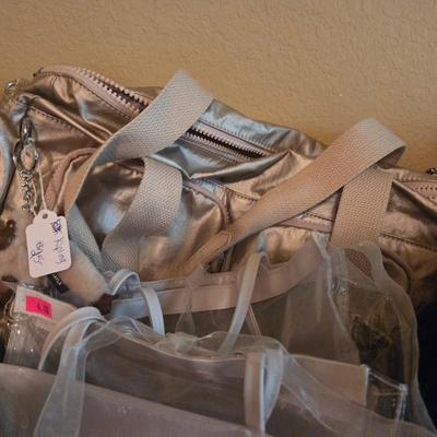 Sale Photo Thumbnail #172: Vera Bradley
Travel-on
Lug scoop
Kipling
Insulated lunch bag

Chest of drawers not included