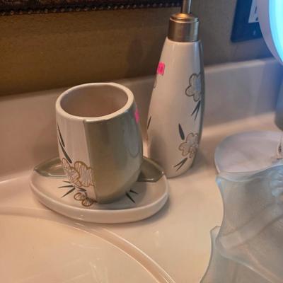 Sale Photo Thumbnail #198: Lighted mirror - 3 shades
Fan with 3 speeds