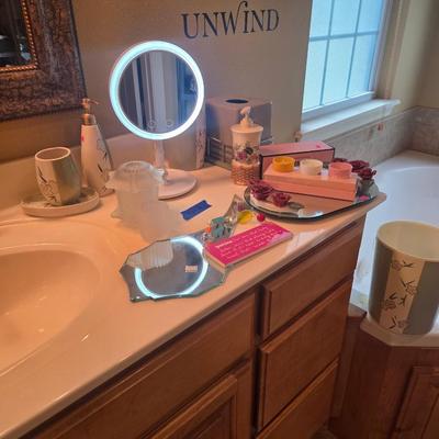 Sale Photo Thumbnail #197: Lighted mirror - 3 shades
Fan with 3 speeds