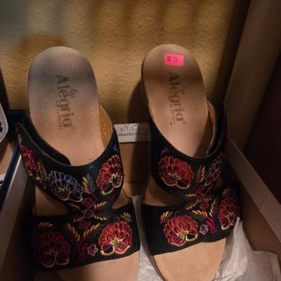 Sale Photo Thumbnail #246: Size 6
Clarkes
Algeria
Comforting

Shelf not included