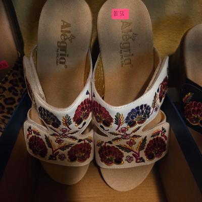 Sale Photo Thumbnail #245: Size 6
Clarkes
Algeria
Comforting

Shelf not included