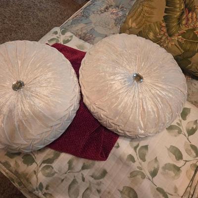 Sale Photo Thumbnail #265: Comforters
Pillows
2 queen comforter sets
11 pillows