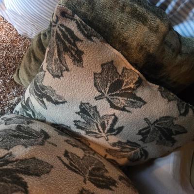 Sale Photo Thumbnail #326: Flannel sheets - queen
Blankets
Comforter set
Mattress cover
Pillowcases
Large bed size wedge pillow