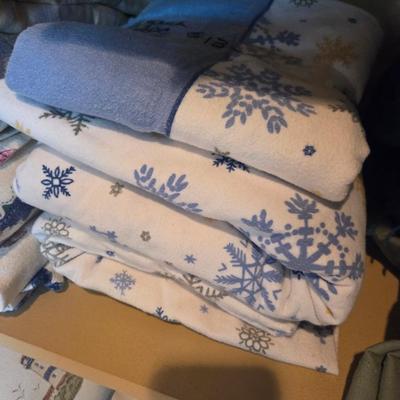 Sale Photo Thumbnail #327: Flannel sheets - queen
Blankets
Comforter set
Mattress cover
Pillowcases
Large bed size wedge pillow