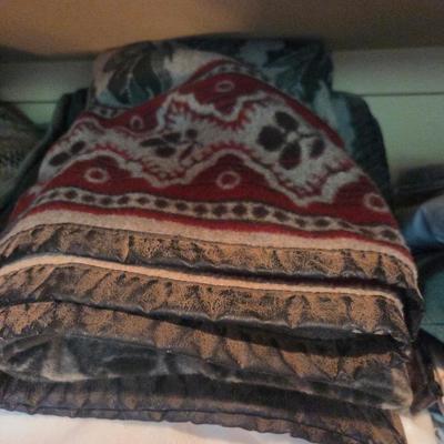Sale Photo Thumbnail #329: Flannel sheets - queen
Blankets
Comforter set
Mattress cover
Pillowcases
Large bed size wedge pillow