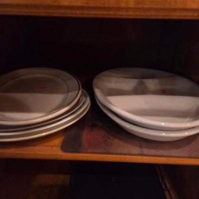 Sale Photo Thumbnail #409: Pampered chef Bundt pan
Corning ware
26 piece sierrastone dishes set

Other glassware