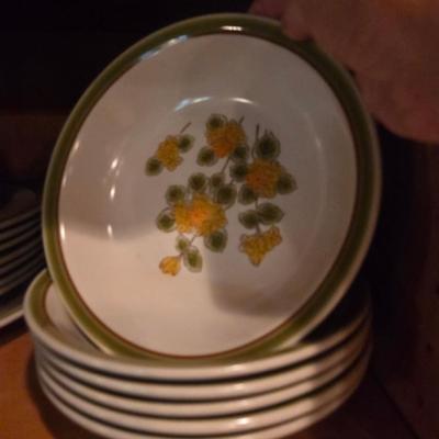 Sale Photo Thumbnail #404: Pampered chef Bundt pan
Corning ware
26 piece sierrastone dishes set

Other glassware