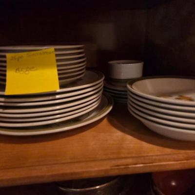 Sale Photo Thumbnail #405: Pampered chef Bundt pan
Corning ware
26 piece sierrastone dishes set

Other glassware